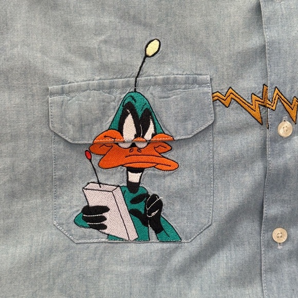 Warner Bros. Vintage 90s Embroidered Daffy Duck Zap Blue Denim Shirt sz M - Picture 3 of 9